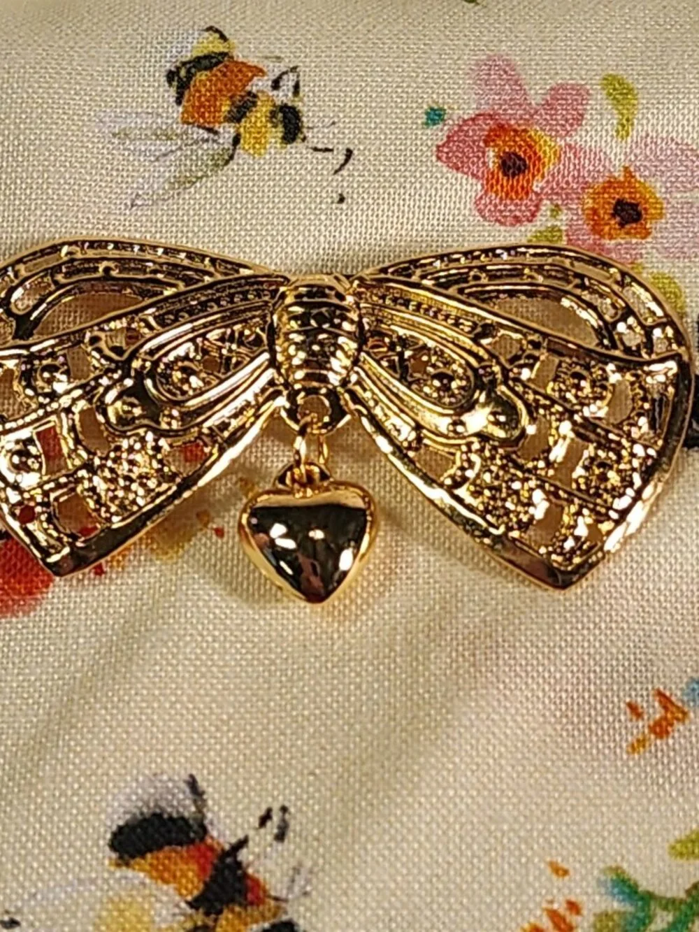 VINTAGE Carrington Bow Pin Brooch With Heart Dangle Gold-Tone